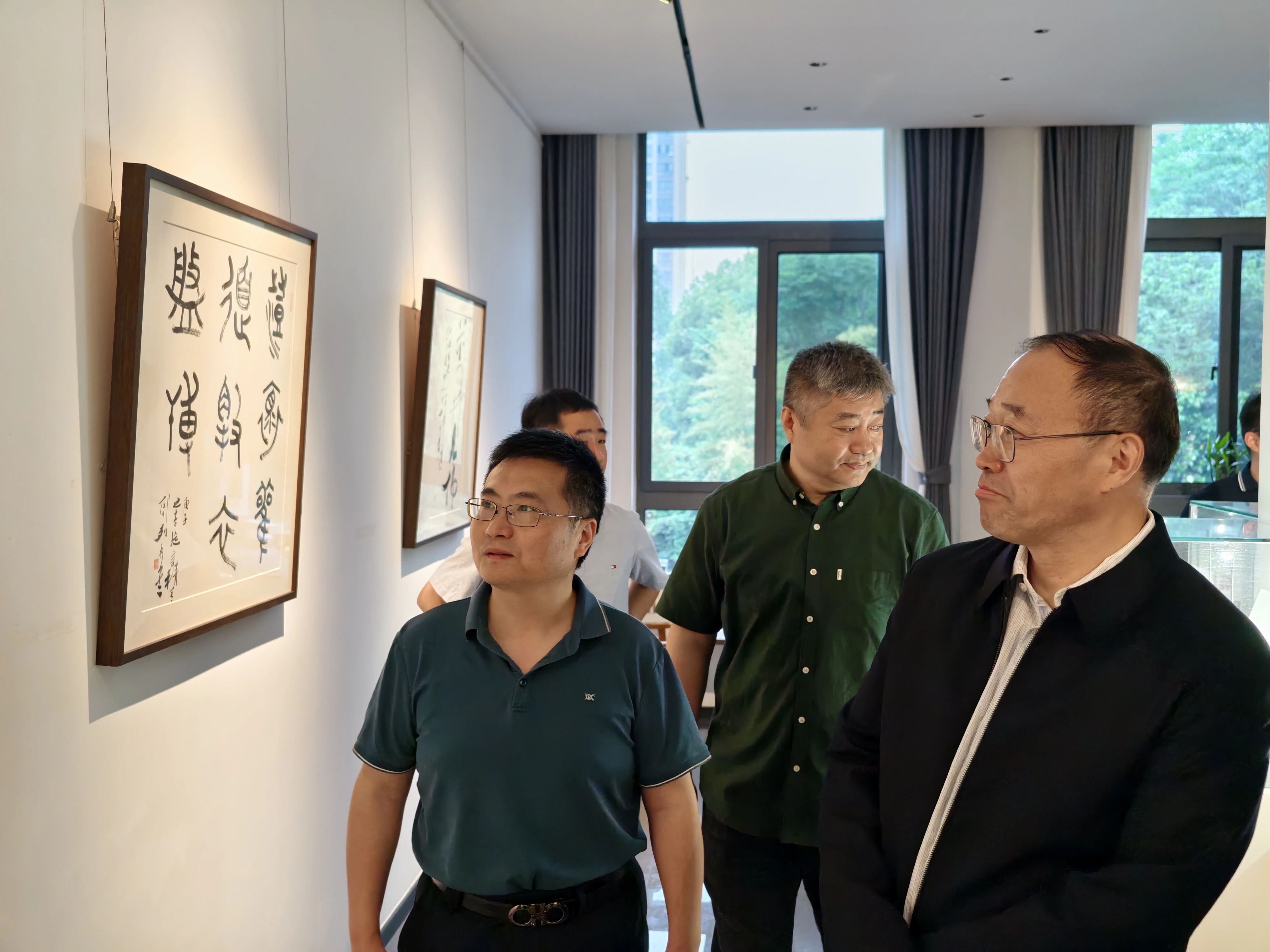 省文旅廳領(lǐng)導(dǎo)參觀“春煦雅集 丹青共映——江蘇省文化藝術(shù)研究院在職書畫家作品展”